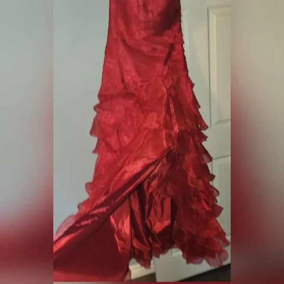 Red strapless Ruffled Prom Dress With Side Split. Size 8 - Picture 5 of 9